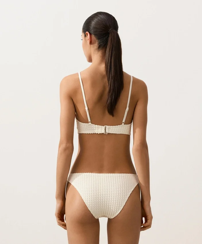 Klasické bikiny s háčkovaným vzorem a bublinkovou texturou Klasické bikiny s háčkovaným vzorem a bublinkovou texturou