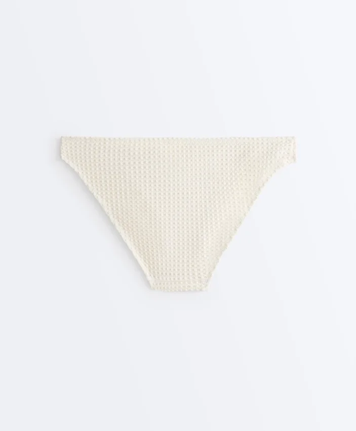 Klasické bikiny s háčkovaným vzorem a bublinkovou texturou Klasické bikiny s háčkovaným vzorem a bublinkovou texturou