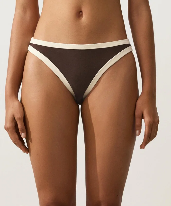 Klasické bikiny s kontrastním lemováním Klasické bikiny s kontrastním lemováním