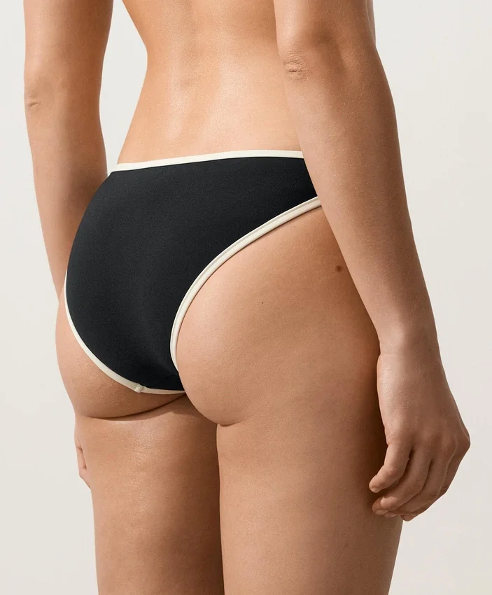 Klasické bikiny s kontrastním lemováním Klasické bikiny s kontrastním lemováním
