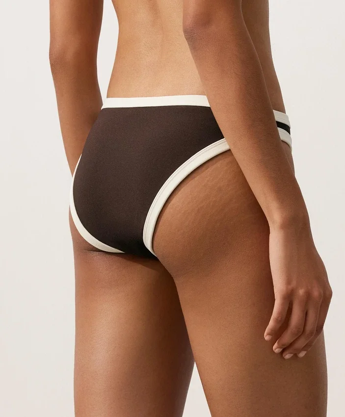 Klasické bikiny s kontrastním lemováním Klasické bikiny s kontrastním lemováním