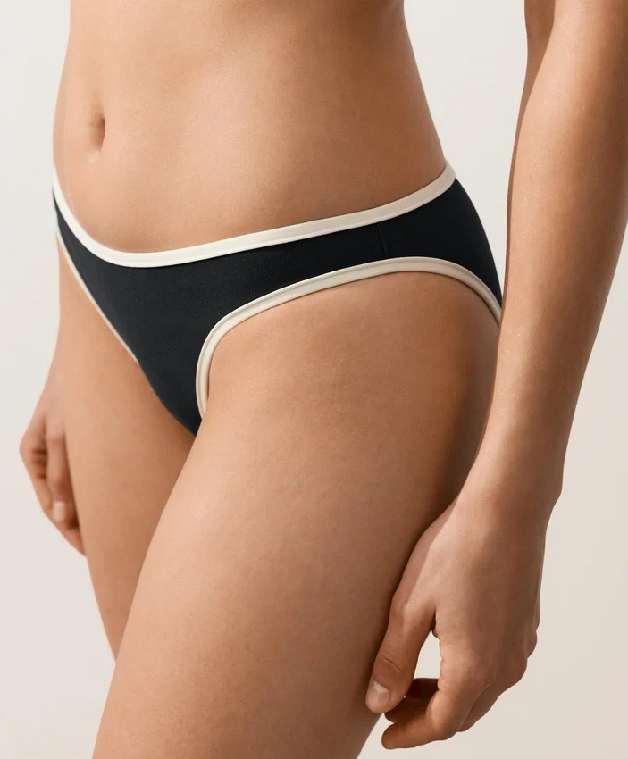 Klasické bikiny s kontrastním lemováním Klasické bikiny s kontrastním lemováním