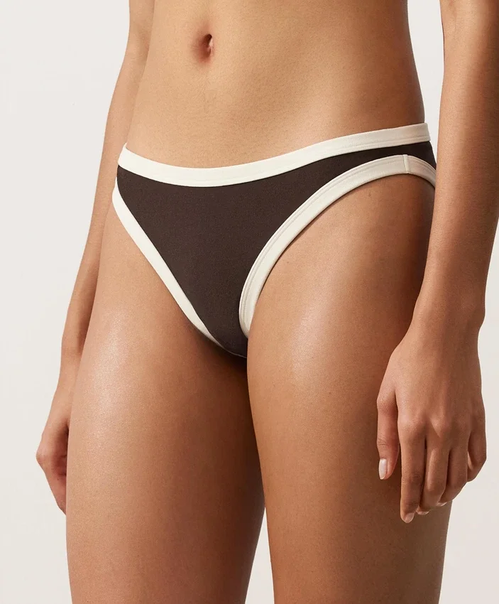 Klasické bikiny s kontrastním lemováním Klasické bikiny s kontrastním lemováním
