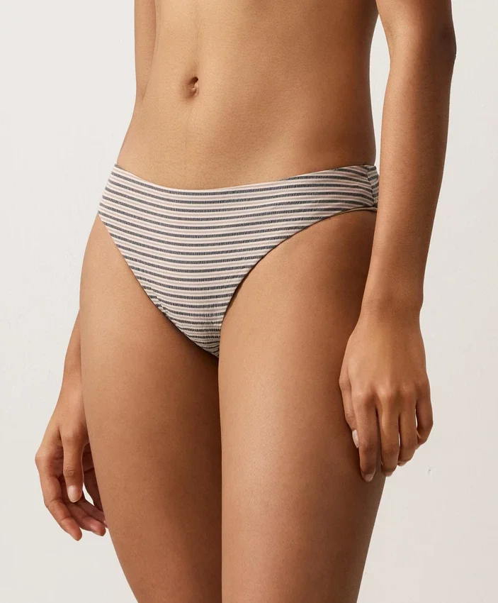 Klasické bikiny s pruhy ve tvaru kalhotek Klasické bikiny s pruhy ve tvaru kalhotek