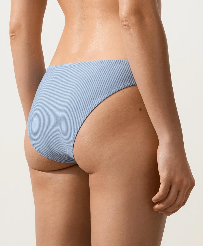 Klasické bikiny s pruhy ve tvaru kalhotek Klasické bikiny s pruhy ve tvaru kalhotek