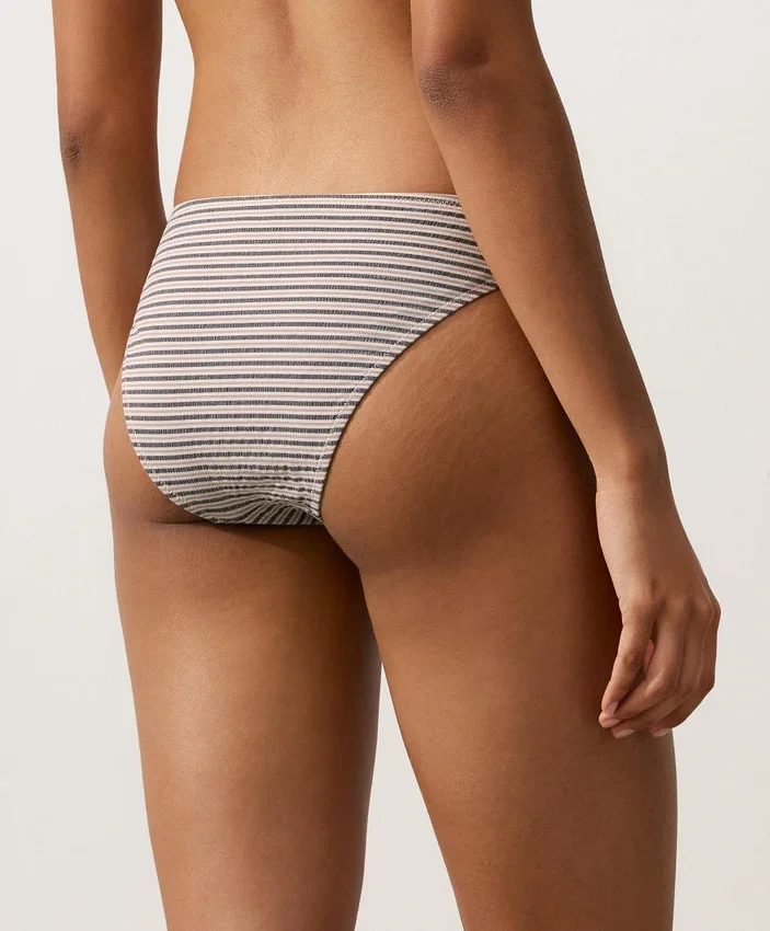Klasické bikiny s pruhy ve tvaru kalhotek Klasické bikiny s pruhy ve tvaru kalhotek