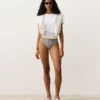 Klasické bikiny s pruhy ve tvaru kalhotek Klasické bikiny s pruhy ve tvaru kalhotek