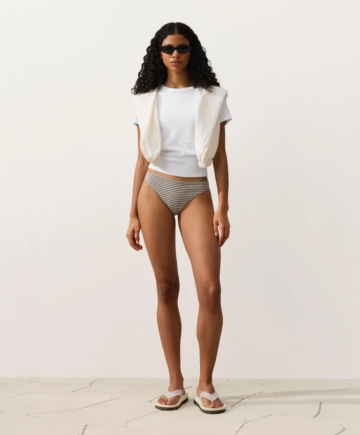 Klasické bikiny s pruhy ve tvaru kalhotek Klasické bikiny s pruhy ve tvaru kalhotek