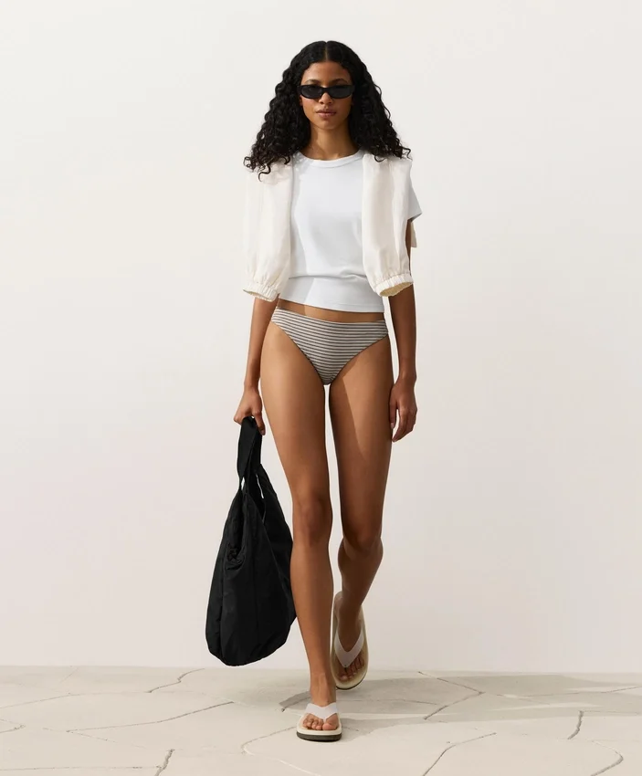 Klasické bikiny s pruhy ve tvaru kalhotek Klasické bikiny s pruhy ve tvaru kalhotek