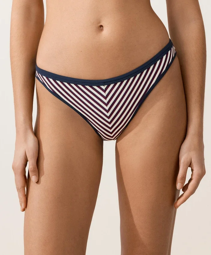 Klasické bikiny s texturovanými pruhy v barvách kalhotek Klasické bikiny s texturovanými pruhy v barvách kalhotek