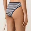 Klasické bikiny s texturovanými pruhy v barvách kalhotek Klasické bikiny s texturovanými pruhy v barvách kalhotek