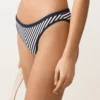 Klasické bikiny s texturovanými pruhy v barvách kalhotek Klasické bikiny s texturovanými pruhy v barvách kalhotek