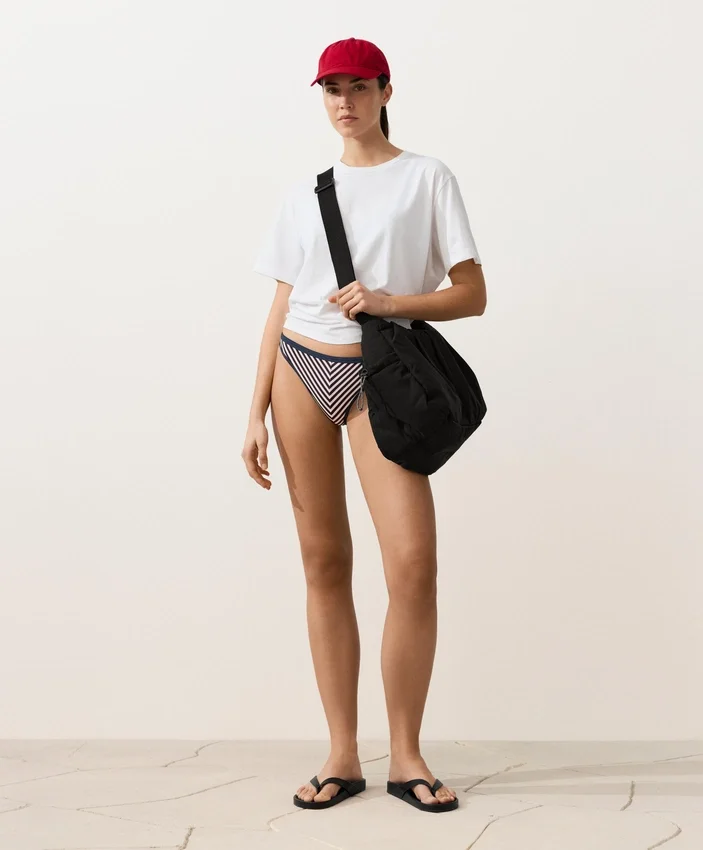 Klasické bikiny s texturovanými pruhy v barvách kalhotek Klasické bikiny s texturovanými pruhy v barvách kalhotek