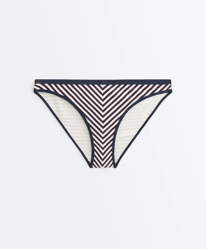 Klasické bikiny s texturovanými pruhy v barvách kalhotek Klasické bikiny s texturovanými pruhy v barvách kalhotek