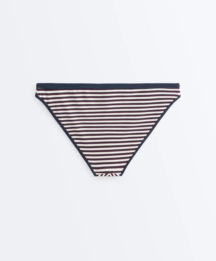 Klasické bikiny s texturovanými pruhy v barvách kalhotek Klasické bikiny s texturovanými pruhy v barvách kalhotek