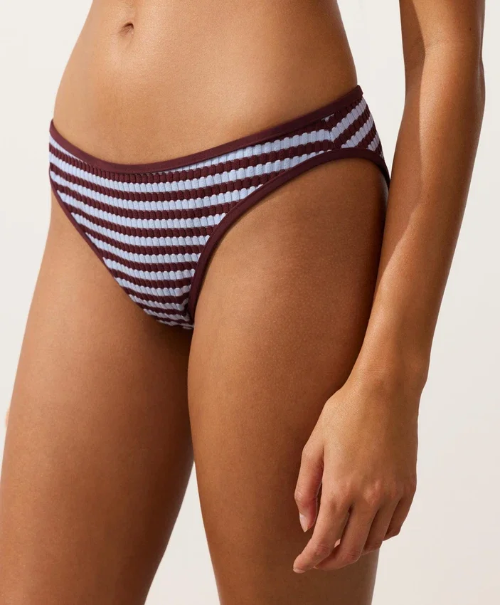 Klasické bikiny s texturovanými pruhy v podobě kalhotek Klasické bikiny s texturovanými pruhy v podobě kalhotek