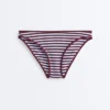 Klasické bikiny s texturovanými pruhy v podobě kalhotek Klasické bikiny s texturovanými pruhy v podobě kalhotek