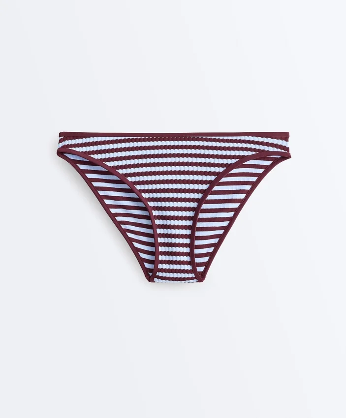 Klasické bikiny s texturovanými pruhy v podobě kalhotek Klasické bikiny s texturovanými pruhy v podobě kalhotek