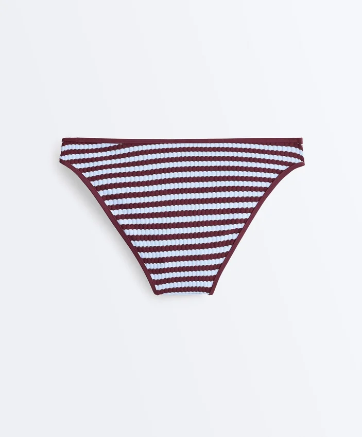 Klasické bikiny s texturovanými pruhy v podobě kalhotek Klasické bikiny s texturovanými pruhy v podobě kalhotek
