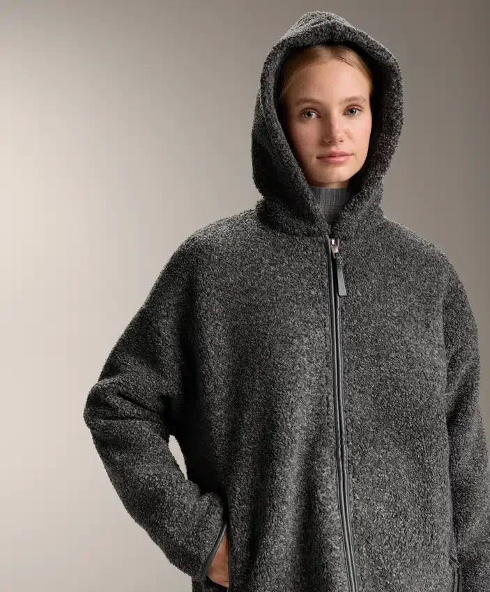 Oversize bundy z umělých kožichů s kapucí podšitou umělou kožešinou Oversize bundy z umělých kožichů s kapucí podšitou umělou kožešinou