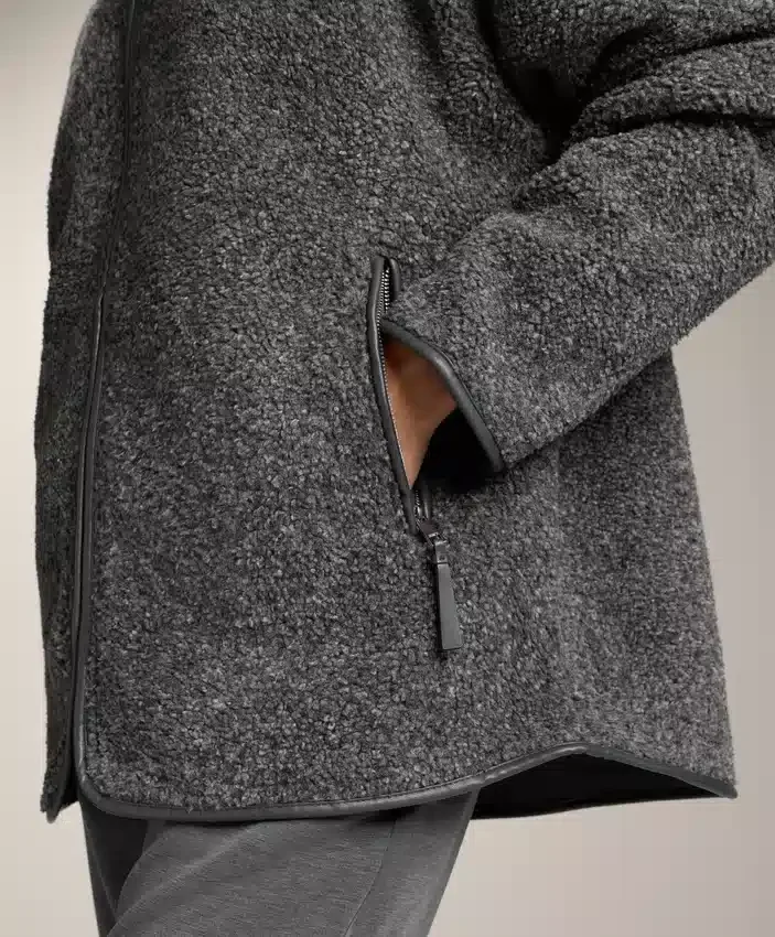 Oversize bundy z umělých kožichů s kapucí podšitou umělou kožešinou Oversize bundy z umělých kožichů s kapucí podšitou umělou kožešinou