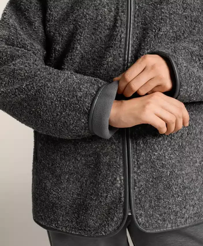 Oversize bundy z umělých kožichů s kapucí podšitou umělou kožešinou Oversize bundy z umělých kožichů s kapucí podšitou umělou kožešinou