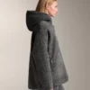 Oversize bundy z umělých kožichů s kapucí podšitou umělou kožešinou Oversize bundy z umělých kožichů s kapucí podšitou umělou kožešinou