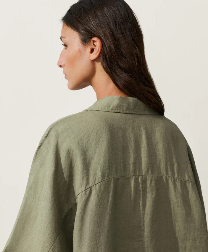 Oversize košile s krátkými rukávy v kraťasech ze 100 % lnu Oversize košile s krátkými rukávy v kraťasech ze 100 % lnu