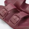 Plážové sandály s přezkami Plážové sandály s přezkami
