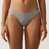 Pruhované bikiny se středním krytím a výstřihem do U Pruhované bikiny se středním krytím a výstřihem do U