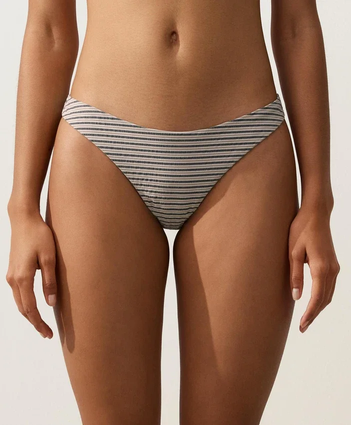 Pruhované bikiny se středním krytím a výstřihem do U Pruhované bikiny se středním krytím a výstřihem do U