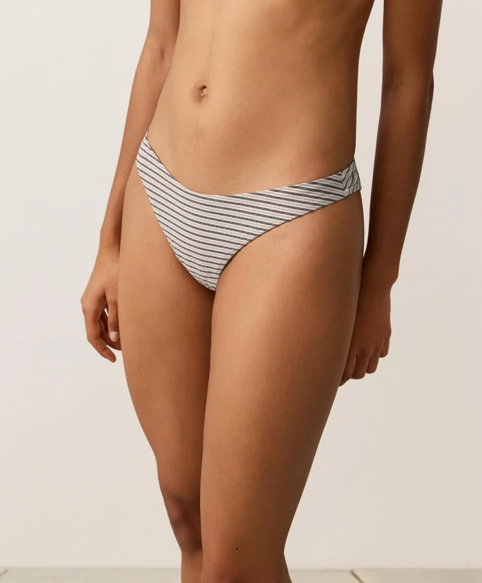 Pruhované bikiny se středním krytím a výstřihem do U Pruhované bikiny se středním krytím a výstřihem do U