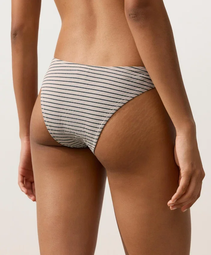 Pruhované bikiny se středním krytím a výstřihem do U Pruhované bikiny se středním krytím a výstřihem do U