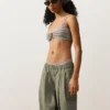 Pruhované bikiny se středním krytím a výstřihem do U Pruhované bikiny se středním krytím a výstřihem do U