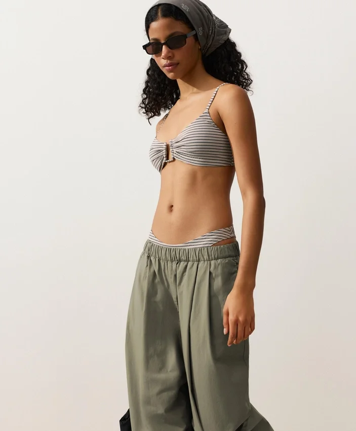Pruhované bikiny se středním krytím a výstřihem do U Pruhované bikiny se středním krytím a výstřihem do U