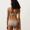 Pruhované bikiny se středním krytím a výstřihem do U Pruhované bikiny se středním krytím a výstřihem do U