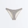 Pruhované bikiny se středním krytím a výstřihem do U Pruhované bikiny se středním krytím a výstřihem do U