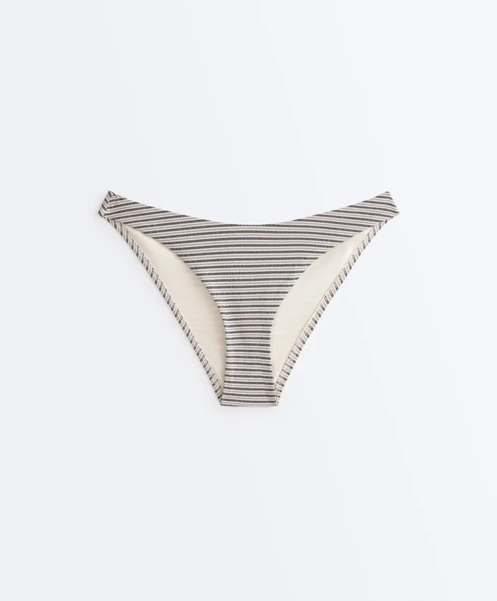 Pruhované bikiny se středním krytím a výstřihem do U Pruhované bikiny se středním krytím a výstřihem do U