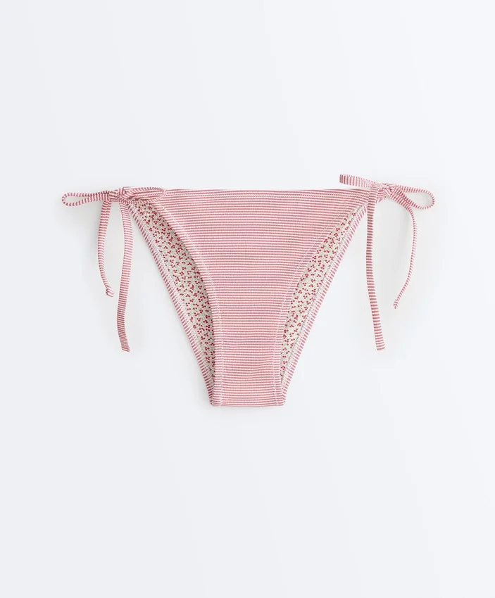 Pruhované bikiny se středním krytím a vázáním Pruhované bikiny se středním krytím a vázáním
