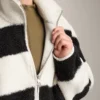 Pruhovaná bundy typu bomber z umělých kožichů