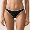 Tanga s kontrastním lemováním a výřezem do U jako u Bikiny kalhotek Tanga s kontrastním lemováním a výřezem do U jako u Bikiny kalhotek