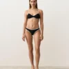 Tanga s kontrastním lemováním a výřezem do U jako u Bikiny kalhotek Tanga s kontrastním lemováním a výřezem do U jako u Bikiny kalhotek