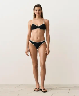 Tanga s kontrastním lemováním a výřezem do U jako u Bikiny kalhotek Tanga s kontrastním lemováním a výřezem do U jako u Bikiny kalhotek