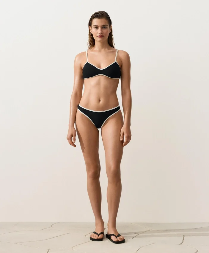 Tanga s kontrastním lemováním a výřezem do U jako u Bikiny kalhotek Tanga s kontrastním lemováním a výřezem do U jako u Bikiny kalhotek