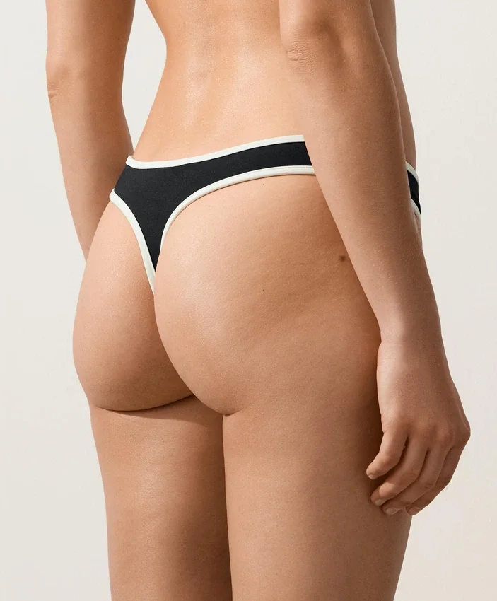 Tanga s kontrastním lemováním a výřezem do U jako u Bikiny kalhotek Tanga s kontrastním lemováním a výřezem do U jako u Bikiny kalhotek