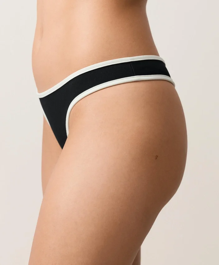 Tanga s kontrastním lemováním a výřezem do U jako u Bikiny kalhotek Tanga s kontrastním lemováním a výřezem do U jako u Bikiny kalhotek