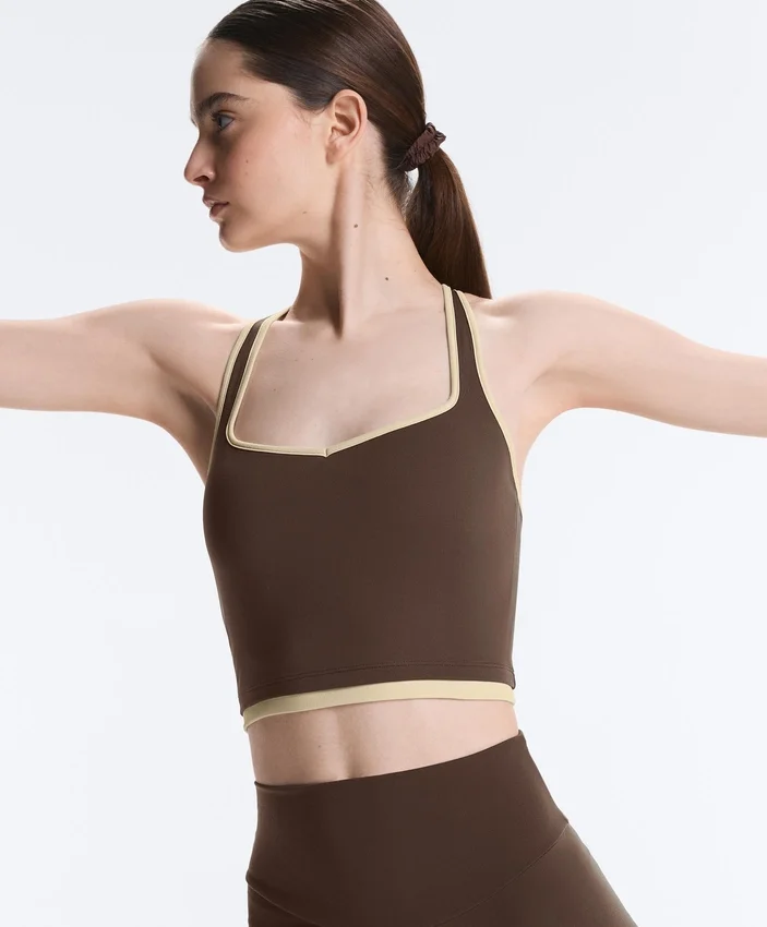 Tílko Comfortlux s kontrastním překříženým výstřihem na zádech Tílko Comfortlux s kontrastním překříženým výstřihem na zádech