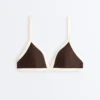 Trojúhelníkový bikini top s kontrastním lemováním
