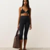 Trojúhelníkový bikini top s lemováním a vázáním Trojúhelníkový bikini top s lemováním a vázáním