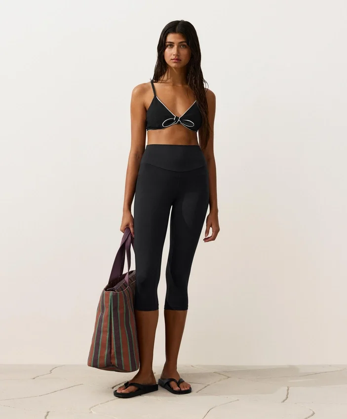 Trojúhelníkový bikini top s lemováním a vázáním Trojúhelníkový bikini top s lemováním a vázáním